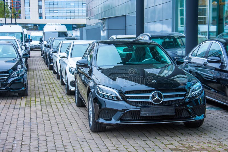 Luksusowi samochody Mercedes-Benz C i E klasowy parkingin rząd samochodowy sklep Rosja Petersburg 09 2018 Październik zdjęcia royalty free Luksusowi samochody Mercedes-Benz C i E klasowy parkingin rząd samochodowy sklep Rosja Petersburg 09 2018 Październik zdjęcia royalty free