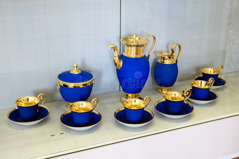 Luksusowy błękitny porcelany herbaciany ustawiający z złocistego liścia podstrzyżeniem zdjęcia stock Luksusowy błękitny porcelany herbaciany ustawiający z złocistego liścia podstrzyżeniem zdjęcia stock