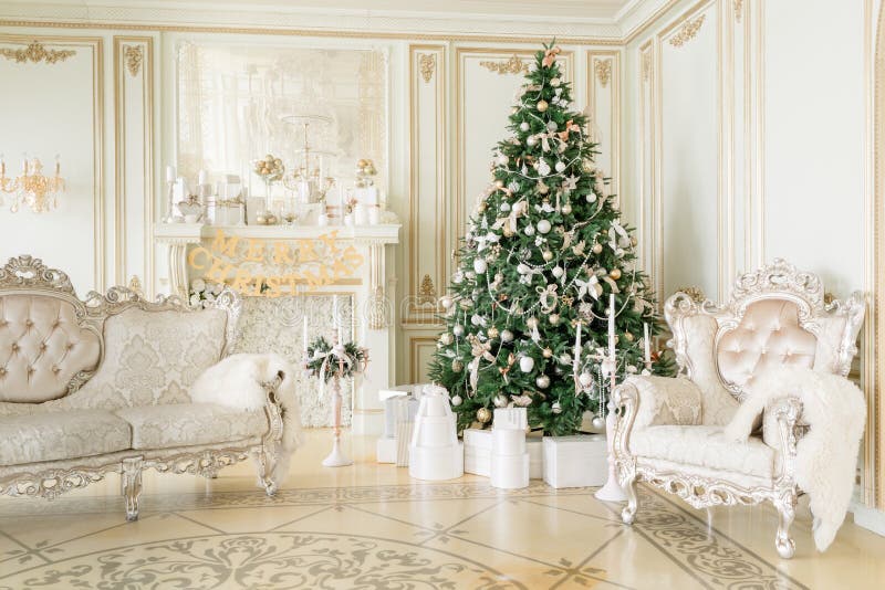 Luksusowy mieszkanie dekorujący dla bożych narodzeń Xmas drzewo z teraźniejszość underneath w żywym pokoju obrazy royalty free Luksusowy mieszkanie dekorujący dla bożych narodzeń Xmas drzewo z teraźniejszość underneath w żywym pokoju obrazy royalty free