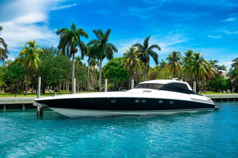 Luksusowy prędkość jacht blisko tropikalnej wyspy w Miami, Floryda