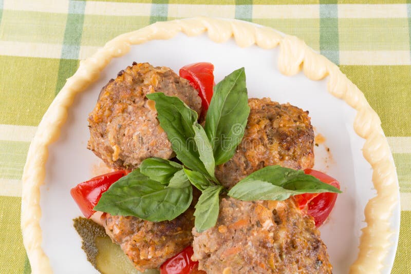Lula-Lamm Und -tomate Auf Einer Platte Auf Dem Tisch Stockfoto - Bild ... Lula-Lamm Und -tomate Auf Einer Platte Auf Dem Tisch Stockfoto - Bild ...