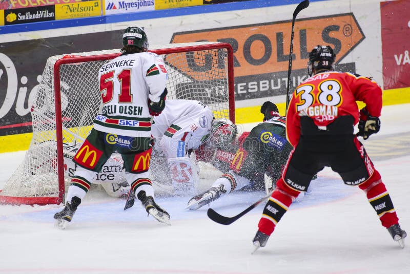 Lulea, Zweden - Maart 18, 2015 Karl Fabricius (#52 Lulea-Hockey) glijdt met volledige snelheid in tegenstanders goalie Zweeds Hoc royalty-vrije stock fotografie Lulea, Zweden - Maart 18, 2015 Karl Fabricius (#52 Lulea-Hockey) glijdt met volledige snelheid in tegenstanders goalie Zweeds Hoc royalty-vrije stock fotografie