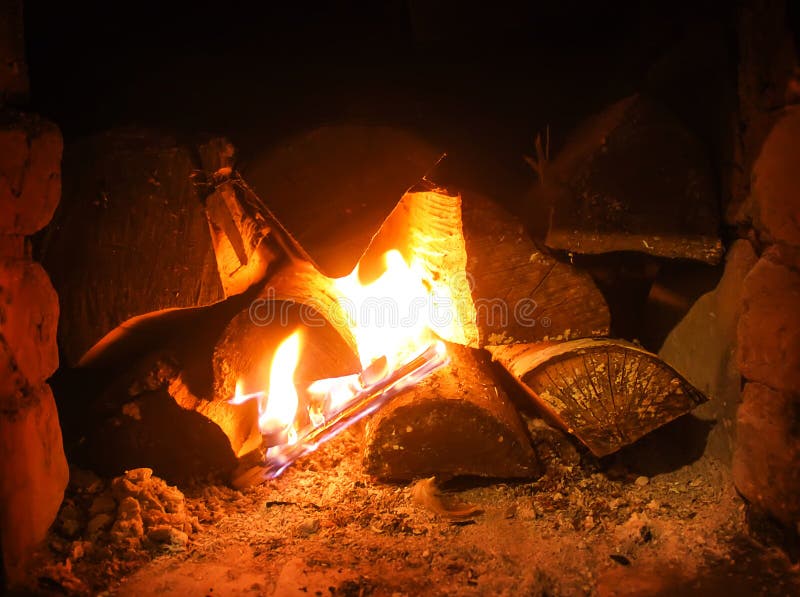 Flamme Chaude Et Bois De Chauffage Dans Le Vieux Poêle Du Village