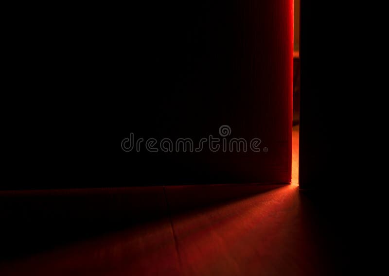 Lumière D'une Porte Ouverte Photo stock - Image du porte, foncé