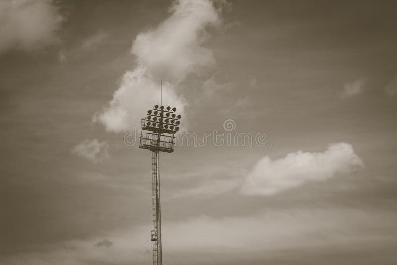 Lumi?res de stade sur un ciel bleu images stock Lumi?res de stade sur un ciel bleu images stock