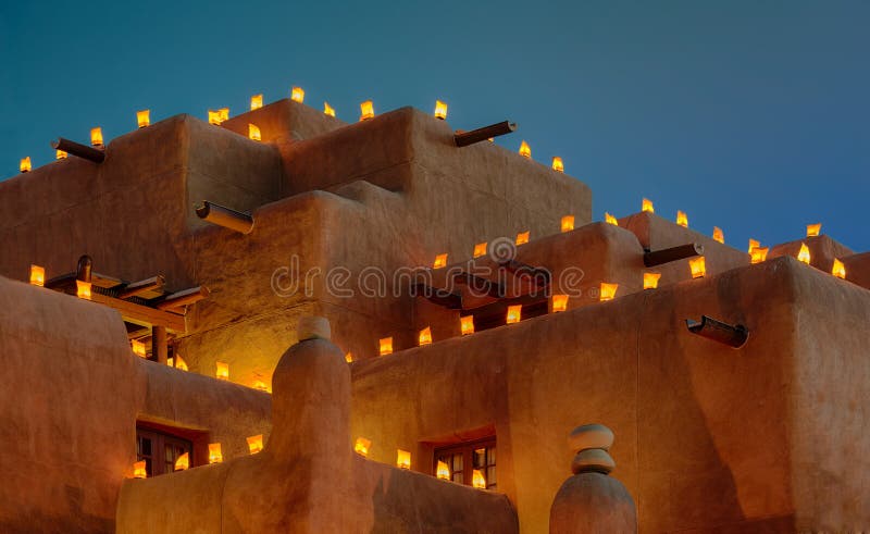 Luminaria na construção do adôbe imagens de stock royalty free Luminaria na construção do adôbe imagens de stock royalty free