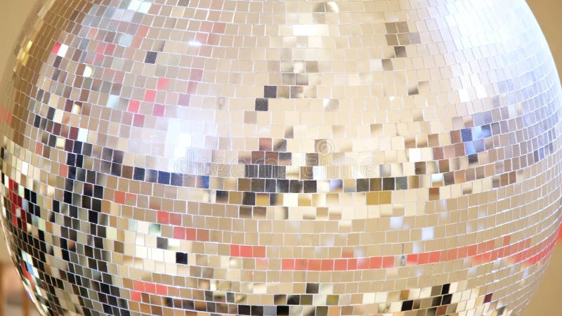 Lumineux grande boule de disco en or tournant gros plan 4k résolution vidéo. arrière-plan de boule de disco rétro rotatif banque de vidéos