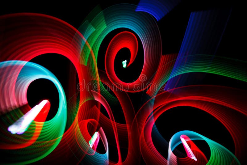 Abstract luminoso modelli in forma di spirale su sfondo nero.