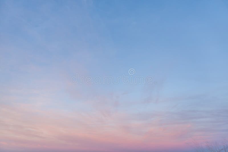 Lumină pastel parțial tulbure, roz și purpurie, cu cer albastru stock photos