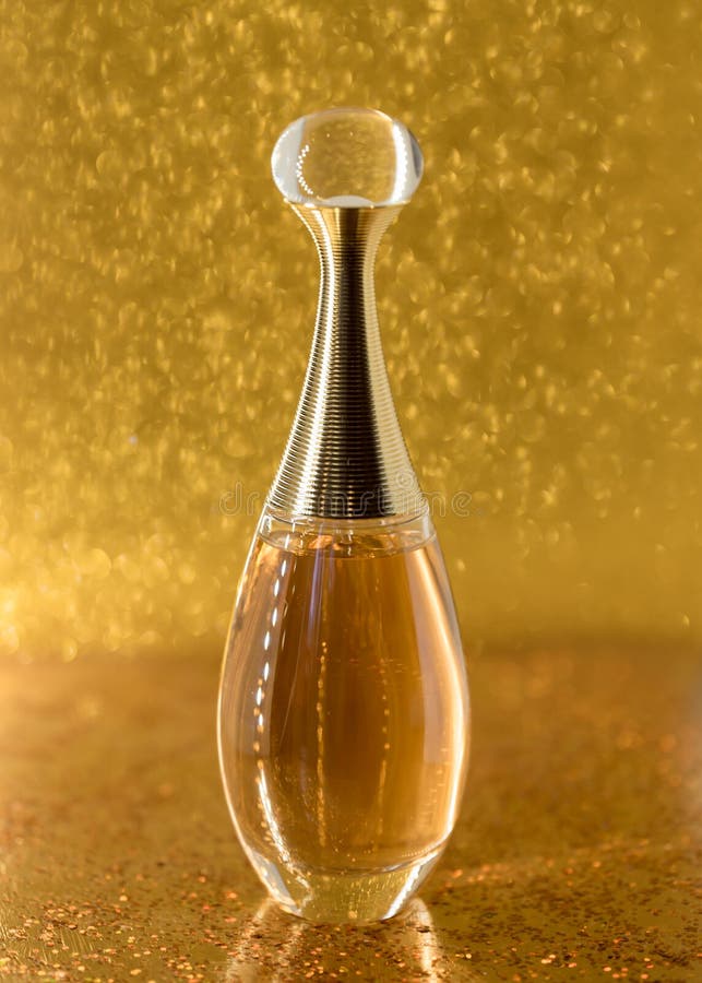 Lumière abstraite de macro texture en gros plan de bouteille d'or de parfum de Dior photos stock Lumière abstraite de macro texture en gros plan de bouteille d'or de parfum de Dior photos stock