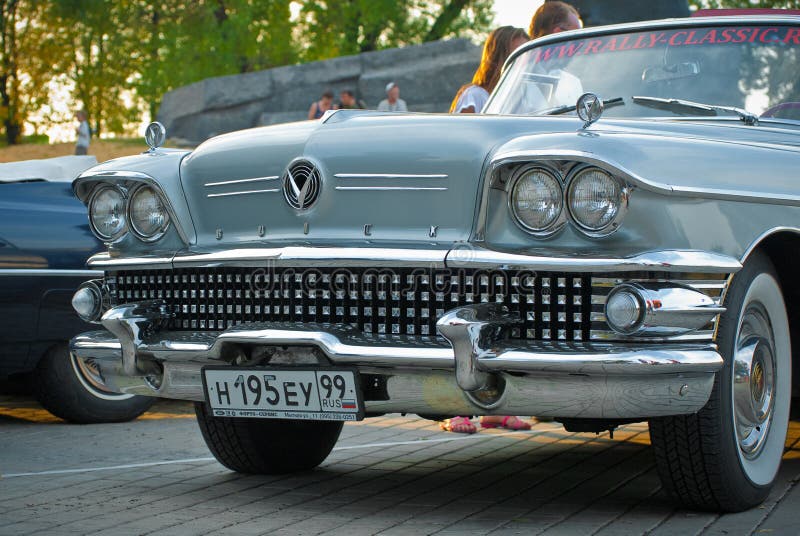 Lumière avant de buick argenté photo stock Lumière avant de buick argenté photo stock