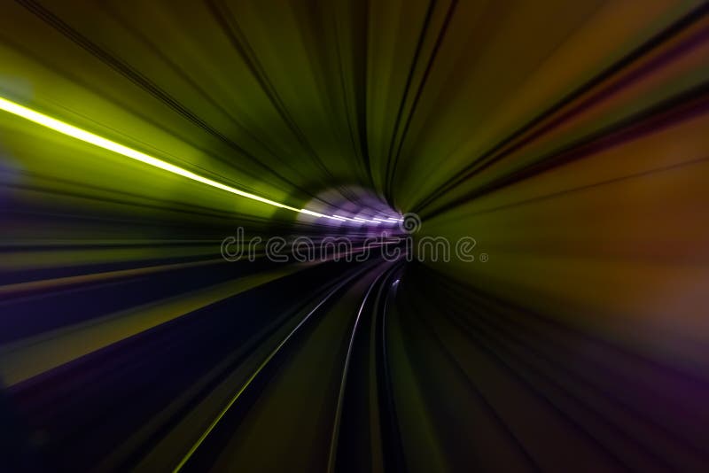 Lumière colorée dans le tunnel de la vue de mouvement de tache floue de souterrain photographie stock libre de droits Lumière colorée dans le tunnel de la vue de mouvement de tache floue de souterrain photographie stock libre de droits