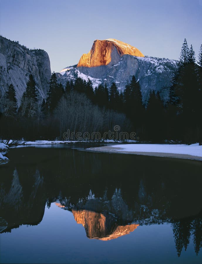 Lumière d'hiver de coucher du soleil de dôme de parc national de Yosemite demi photo libre de droits Lumière d'hiver de coucher du soleil de dôme de parc national de Yosemite demi photo libre de droits