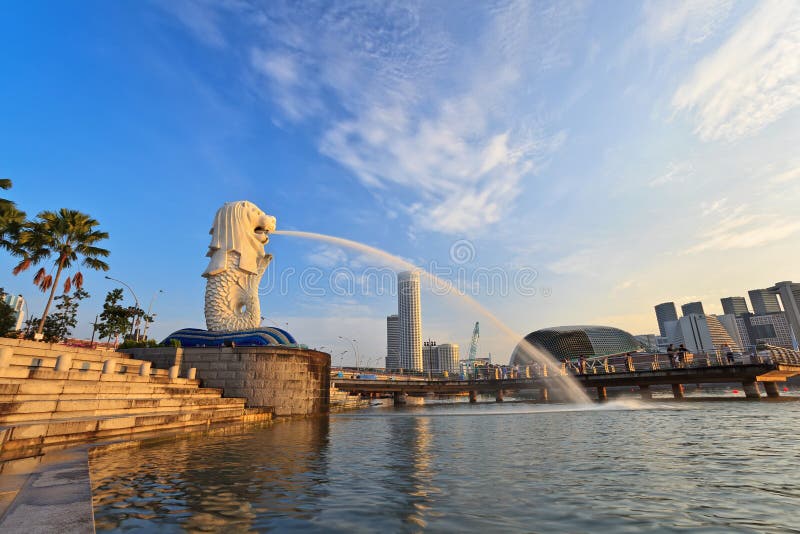 Lumière d'or pendant le matin au parc de Singapour Marina Bay Merlion photo stock Lumière d'or pendant le matin au parc de Singapour Marina Bay Merlion photo stock