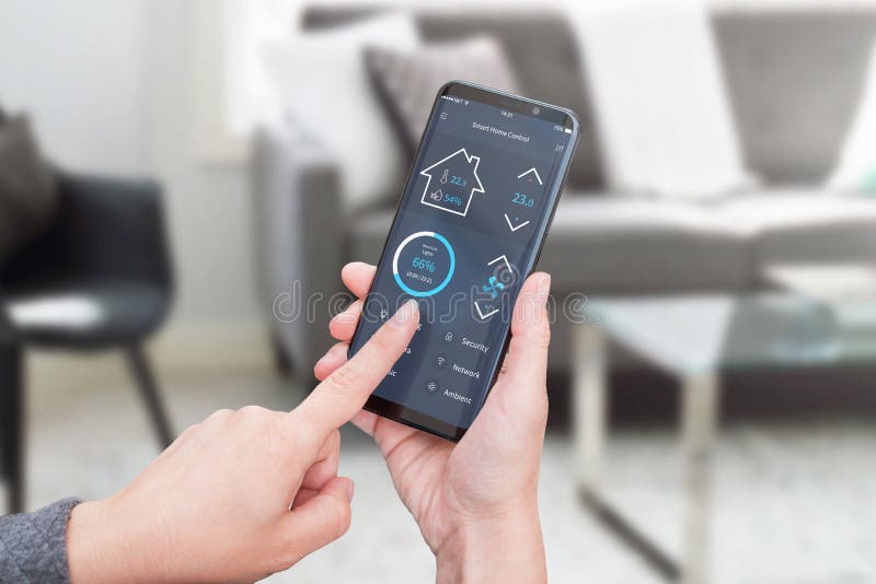 Lumière de contrôle de femme dans l'intérieur de salon avec le contrôle à la maison futé APP sur les périphériques mobiles modern image libre de droits