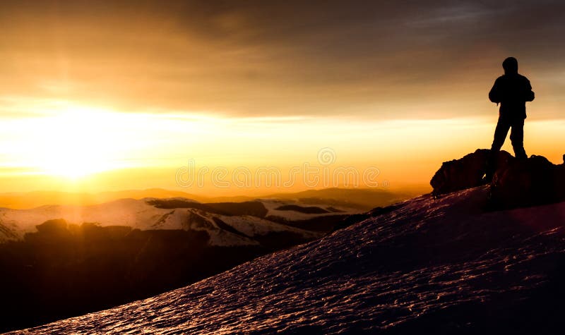 Lumière de lever de soleil sur le dessus d'une montagne roumaine pendant l'hiver Lumière de lever de soleil sur le dessus d'une montagne roumaine pendant l'hiver