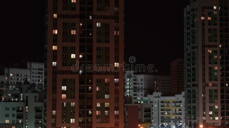 Lumière de nuit dans les fenêtres d'un bâtiment à plusieurs étages