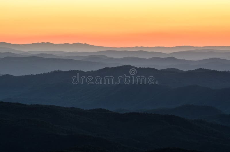 Lumière de Predawn, Ridge Mountains bleu, la Caroline du Nord photographie stock Lumière de Predawn, Ridge Mountains bleu, la Caroline du Nord photographie stock