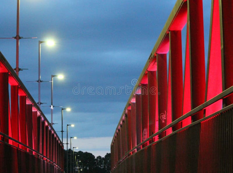 Lumière de soirée au pont de parc de deux rivières photo stock Lumière de soirée au pont de parc de deux rivières photo stock