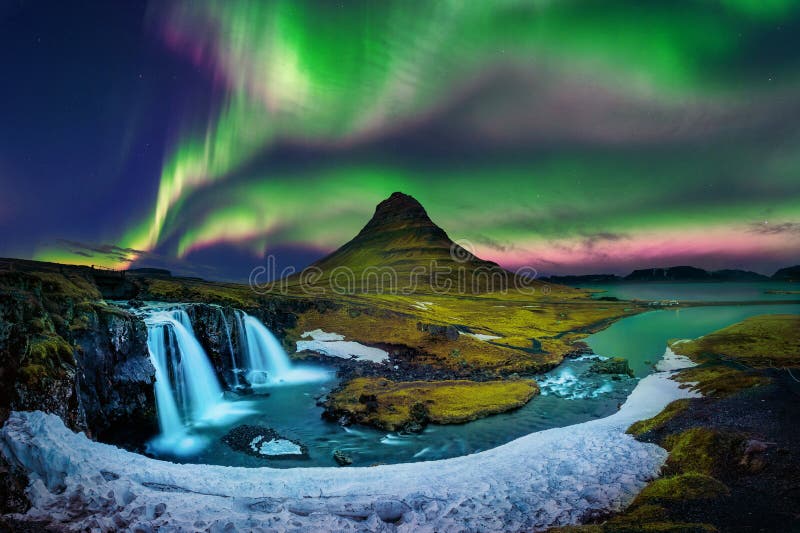 Lumière du nord, aurora borealis chez Kirkjufell en Islande Montagnes de Kirkjufell en hiver images libres de droits Lumière du nord, aurora borealis chez Kirkjufell en Islande Montagnes de Kirkjufell en hiver images libres de droits