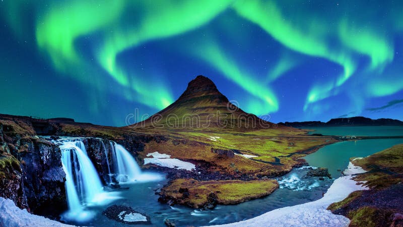 Lumière du nord, aurora borealis chez Kirkjufell en Islande Montagnes de Kirkjufell en hiver photographie stock Lumière du nord, aurora borealis chez Kirkjufell en Islande Montagnes de Kirkjufell en hiver photographie stock