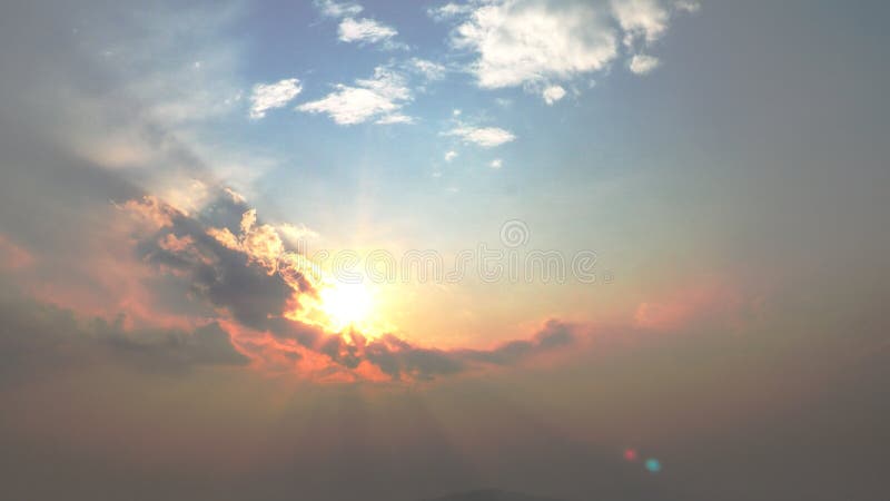 Lumière du soleil avec le ciel bleu et orange dramatique Ciel vif sur les nuages foncés Fond de photo de possibilités éloignées p images stock Lumière du soleil avec le ciel bleu et orange dramatique Ciel vif sur les nuages foncés Fond de photo de possibilités éloignées p images stock