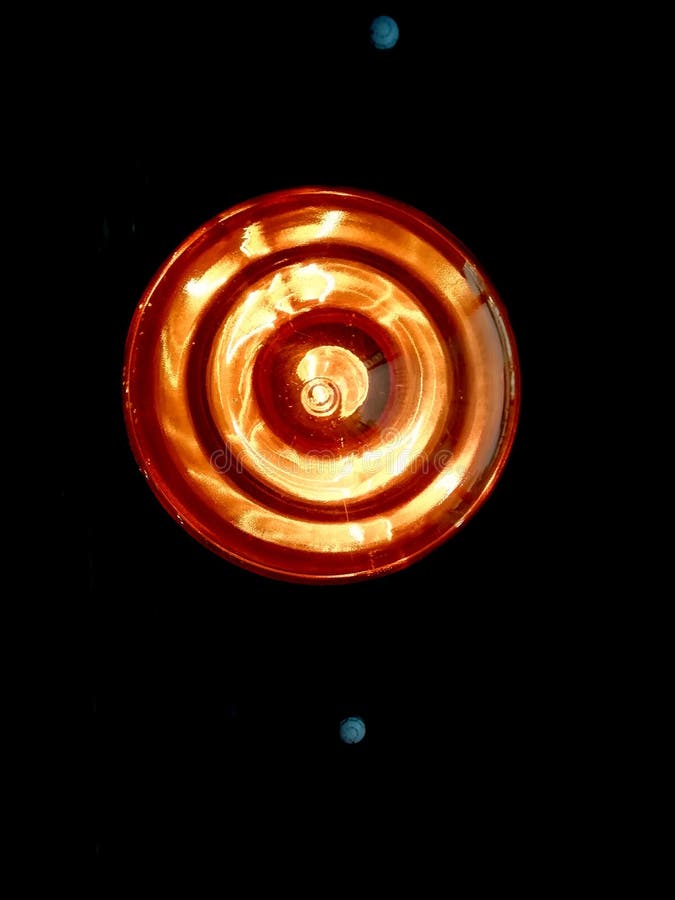 lumière en spirale dans la lampe sur le fond noir photographie stock lumière en spirale dans la lampe sur le fond noir photographie stock