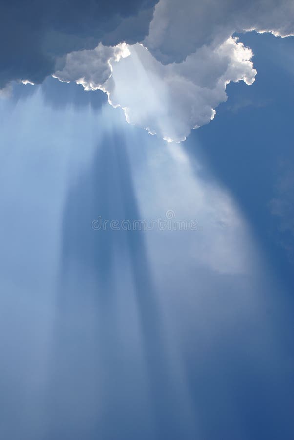 Lumière inspirée nuageuse céleste photographie stock libre de droits Lumière inspirée nuageuse céleste photographie stock libre de droits