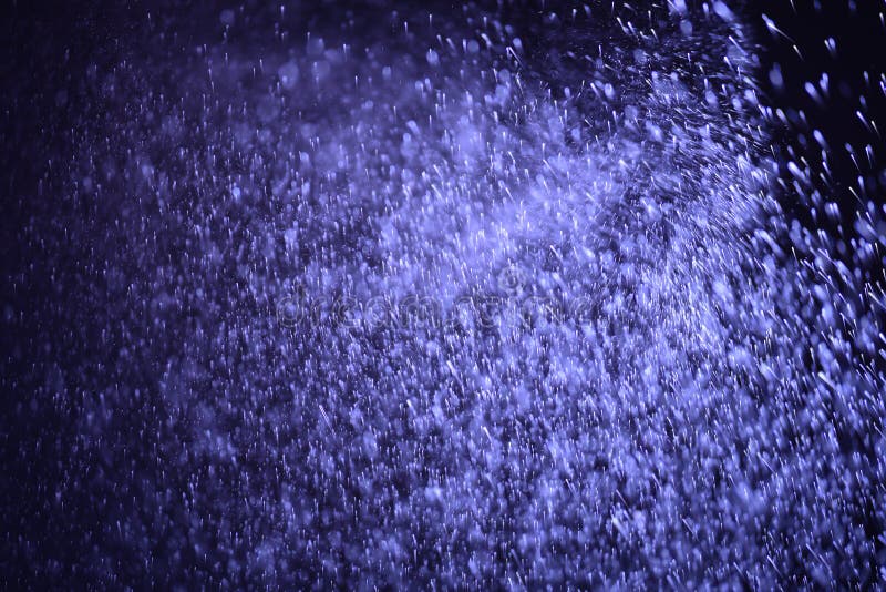 Lumières bleues abstraites Defocused avec le fond de pluie de chute photos libres de droits Lumières bleues abstraites Defocused avec le fond de pluie de chute photos libres de droits