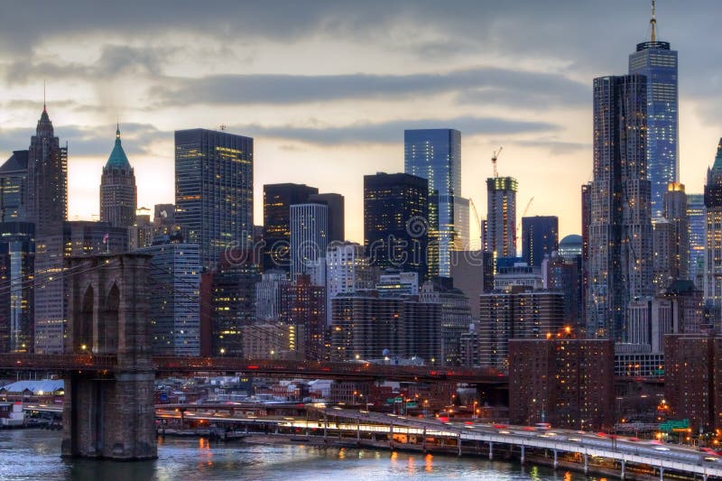 Lumières d'horizon de New York City au coucher du soleil image stock Lumières d'horizon de New York City au coucher du soleil image stock