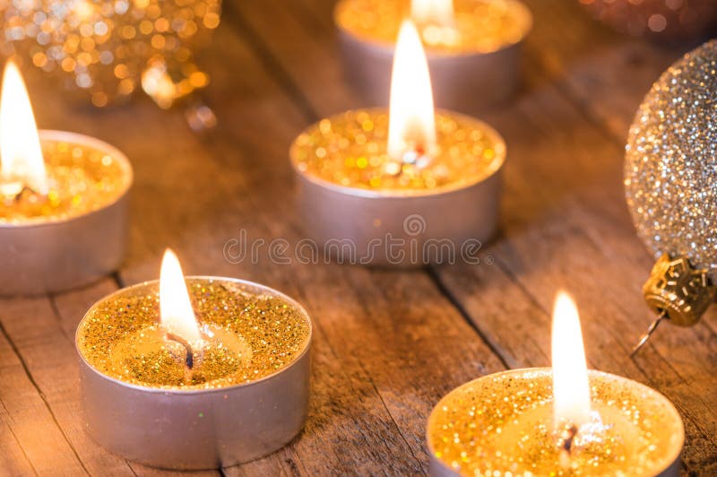 Lumières de bougie d'avènement et de Noël avec les boules de scintillement d'or photo stock Lumières de bougie d'avènement et de Noël avec les boules de scintillement d'or photo stock