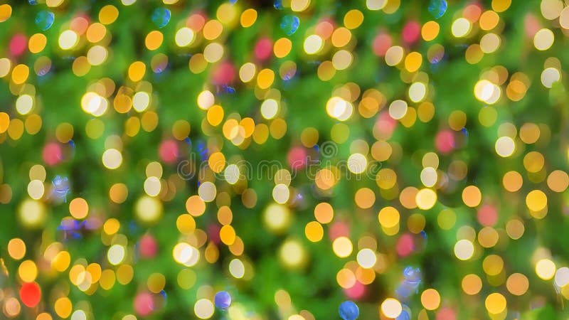 Lumières de noël à bokeh dehors en décembre belle neige et bokeh en bleu jaune et autres couleurs sur vert fond de pin de noël technologie moderne.