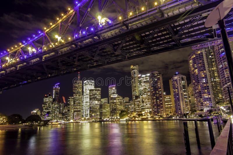 Lumières de nuit de paysage urbain réfléchissant sur la rivière de Brisbane photos libres de droits Lumières de nuit de paysage urbain réfléchissant sur la rivière de Brisbane photos libres de droits