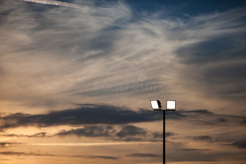 Lumières de stade en ciel de coucher du soleil photo libre de droits Lumières de stade en ciel de coucher du soleil photo libre de droits