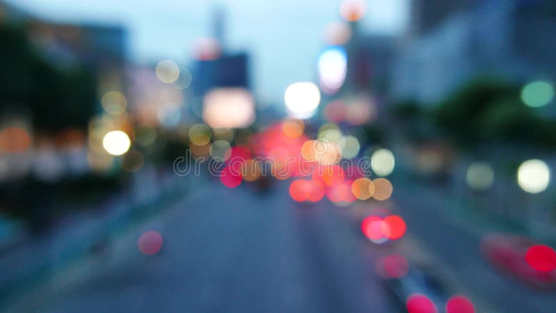 Lumières Defocused du trafic et de ville sur la grande rue urbaine