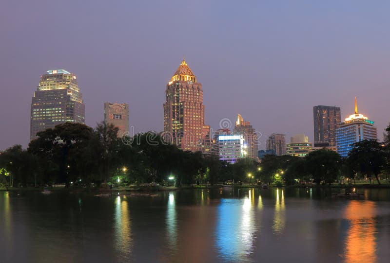 Lumphini parkerar Bangkok cityscapenatt arkivbild