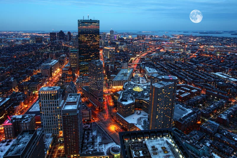 Luna in aumento sopra la città di Boston fotografia stock libera da diritti Luna in aumento sopra la città di Boston fotografia stock libera da diritti