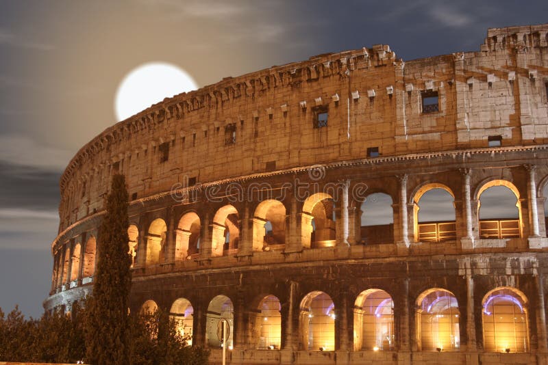Luna di notte del Colosseo (Colosseo - Roma - Italia) fotografia stock Luna di notte del Colosseo (Colosseo - Roma - Italia) fotografia stock