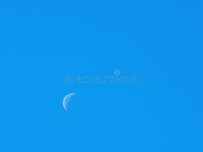 Luna durante il giorno con cielo blu fotografie stock Luna durante il giorno con cielo blu fotografie stock