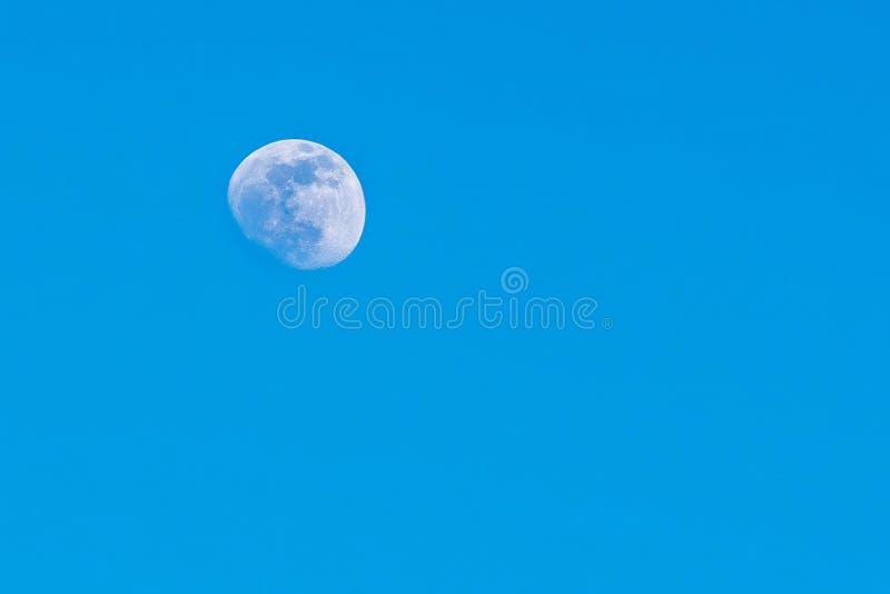 Luna durante il giorno, contro un bello cielo blu perfetto, primo piano fotografie stock Luna durante il giorno, contro un bello cielo blu perfetto, primo piano fotografie stock