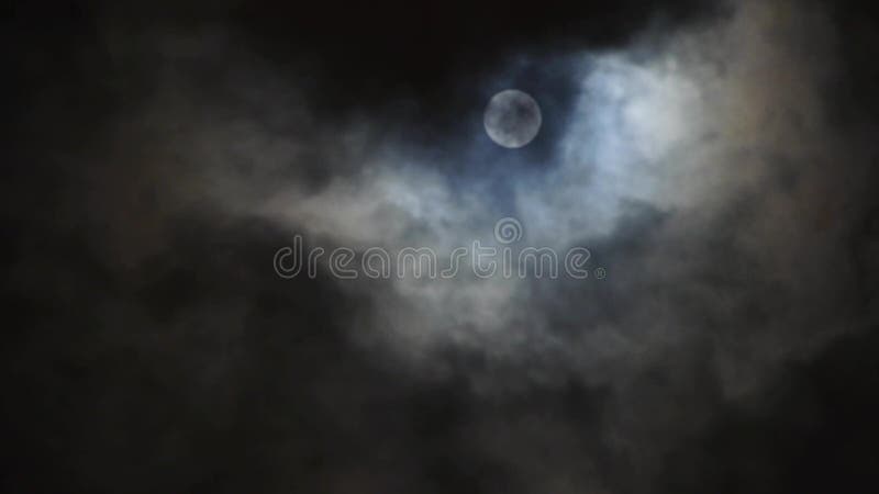 Luna Llena en el cielo nublado, vuelo nocturno sobre las nubes, lapso de tiempo