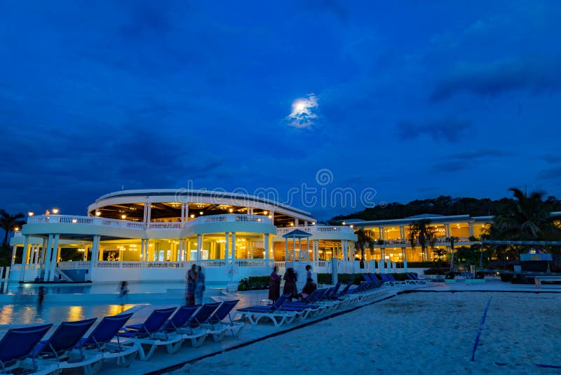 Luna Llena en un cielo azul sobre el centro turístico magnífico Jamaica las Antillas de Palladium fotografía de archivo Luna Llena en un cielo azul sobre el centro turístico magnífico Jamaica las Antillas de Palladium fotografía de archivo