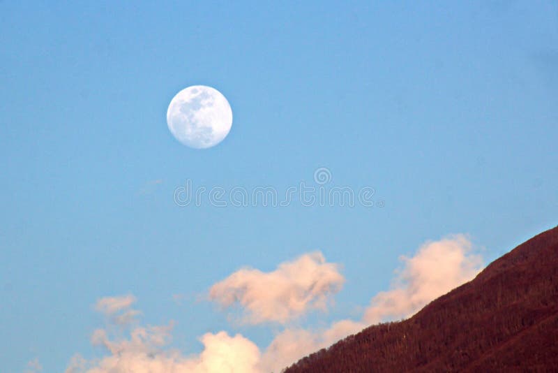 Luna Llena sobre el horizonte y las montañas de mar imagen de archivo Luna Llena sobre el horizonte y las montañas de mar imagen de archivo