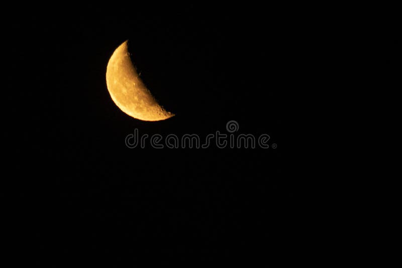 Luna Naranja Y Amarilla Junto Al Mar Foto de archivo - Imagen de ...