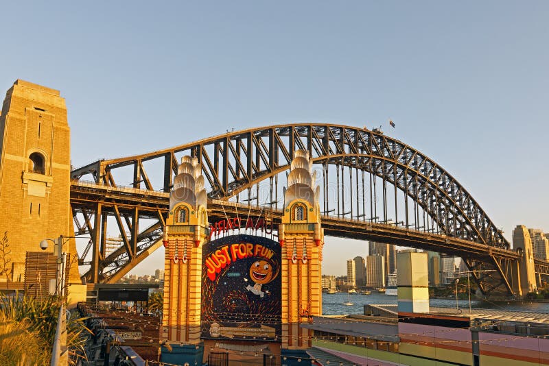 Luna Park Entrance en Sydney Harbour Bridge, Sydney, Australië royalty-vrije stock afbeelding Luna Park Entrance en Sydney Harbour Bridge, Sydney, Australië royalty-vrije stock afbeelding