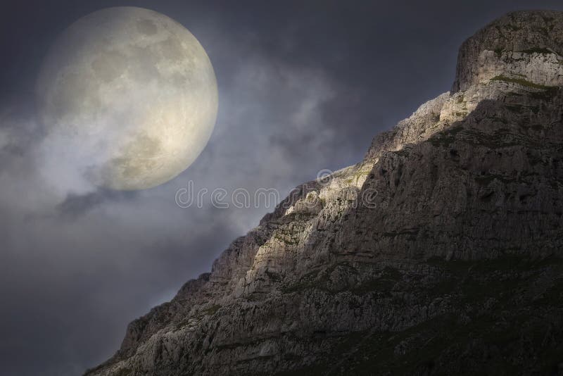 Luna piena in aumento sopra la sommità rocciosa fotografie stock libere da diritti Luna piena in aumento sopra la sommità rocciosa fotografie stock libere da diritti