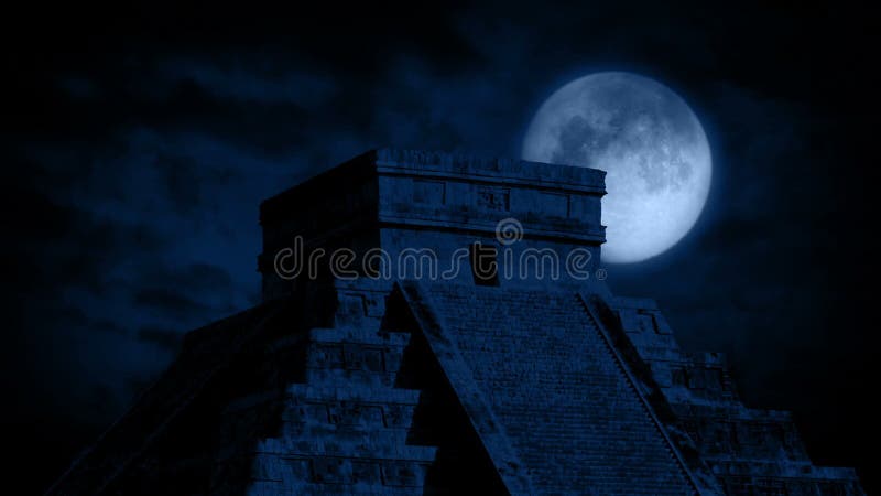 Luna piena dietro il tempio azteco