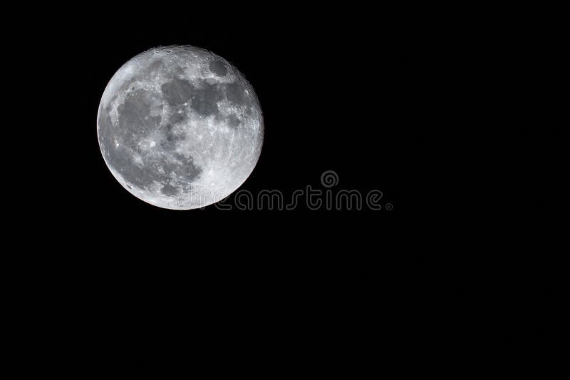Luna piena lasciata fotografia stock libera da diritti Luna piena lasciata fotografia stock libera da diritti