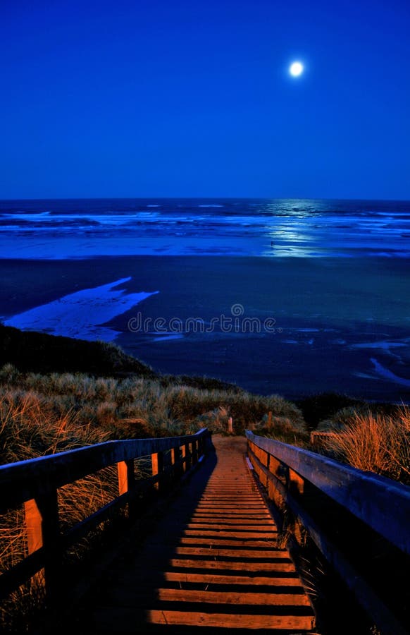 Luna piena sopra la spiaggia di Newport fotografia stock Luna piena sopra la spiaggia di Newport fotografia stock