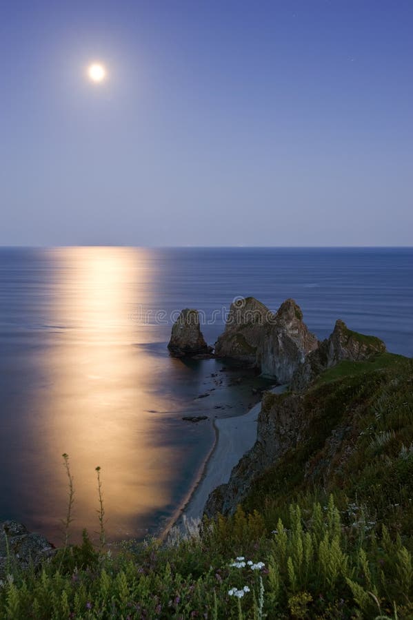 Luna piena sulle rocce del capo quattro immagine stock Luna piena sulle rocce del capo quattro immagine stock